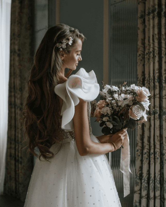 Top 10 Best Wedding Dress and Bridal Bouquet Pairings / Blog